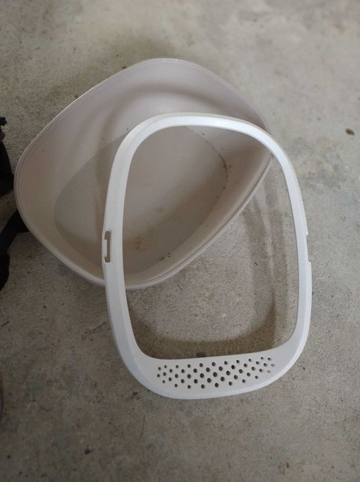 Котешка тоалетна и раница