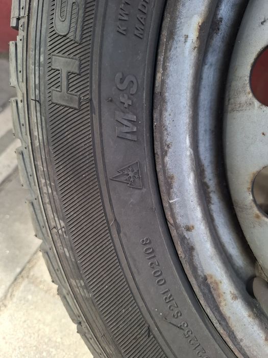 Vind 2 anvelope cu gantei  205/60R16Cin stare foarte buna.