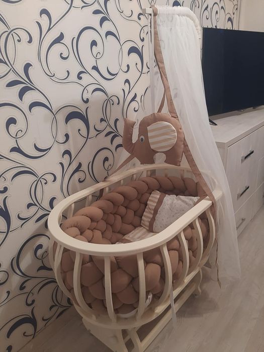 Дървено кошче с люлеещ механизъм