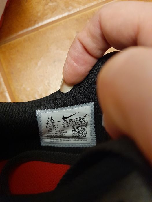 Vând adidași unisex nike