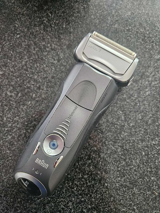 Aparat de ras Braun Series 7 7865cc + Stație Curățare Clean&Charge, Stare Foarte Bună