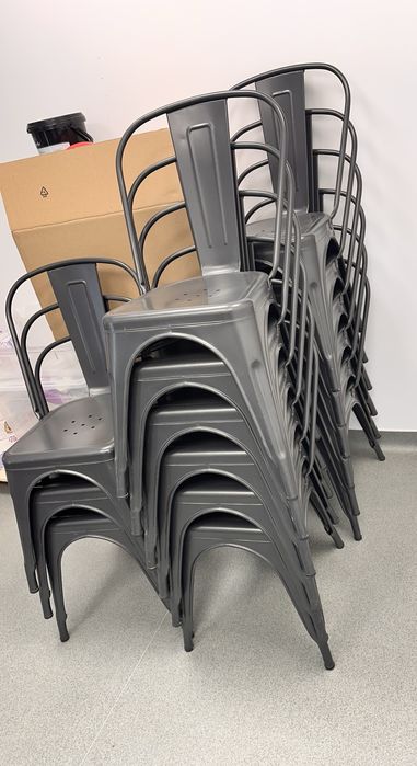 Vand 4 mese si 16 scaune URBAN