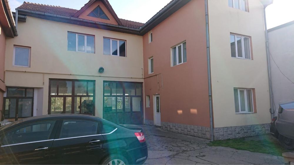 Casa de vanzare cu hala pretabil afacere