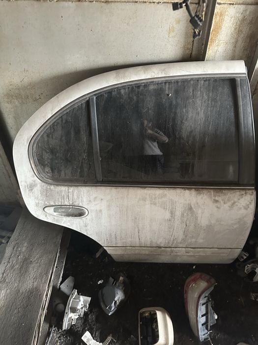Дверь, заднее стекло Nissan Maxima