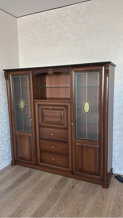 Продам сервант натуральное дерево