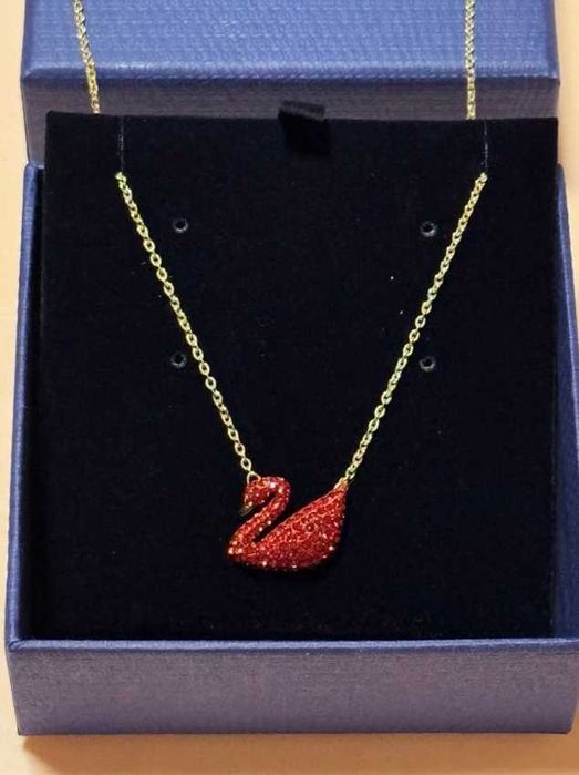 Lănțișor Swarovski Swan / Lebădă Roșie - nou, în cutie