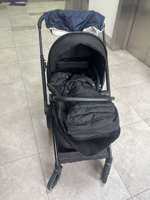 Детская коляска. Черного цвета. Очень удобная, все колеса работают хор
