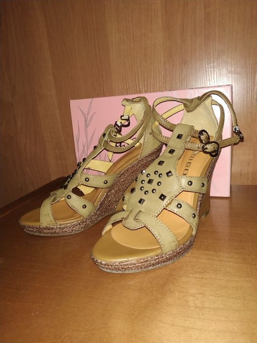 Босоножки кожаные