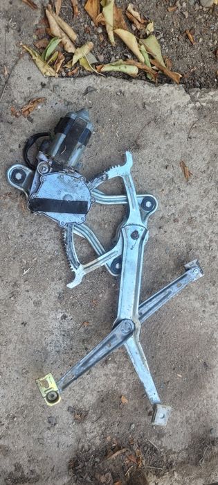 Продается левый электро стеклоподъемник мерседес 124