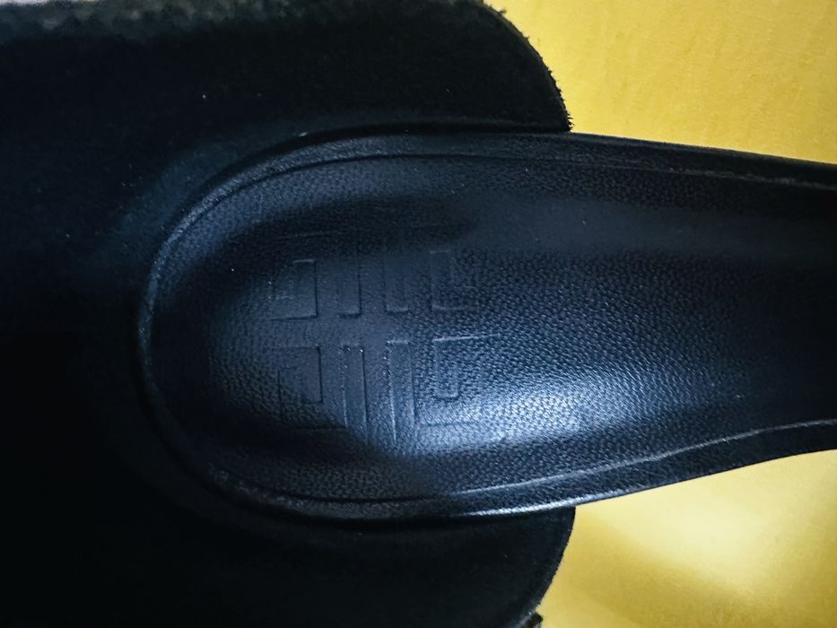 Фирменные туфли (босоножки) 38 размер.GlIVENCHY.