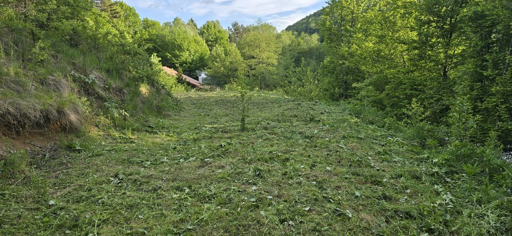 Teren de vanzare in Valiug , zona Crivaia p 22.300 euro. Ideal pentru o cabana , sau loc de gratar .