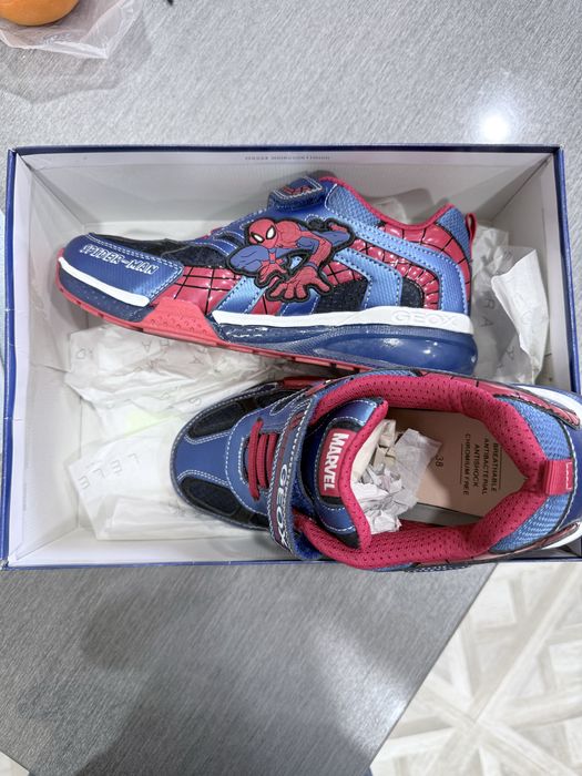 Продаются кроссовки 38 размер Geox