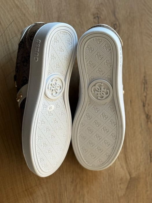 Дамски спортни обувки Guess
