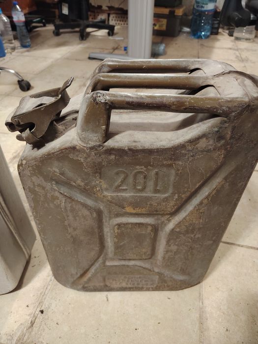 Продавам две метални туби за гориво.