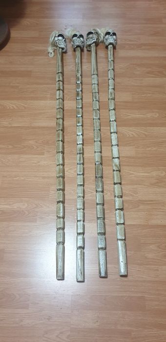 Totem  cu cap de craniu din lemn