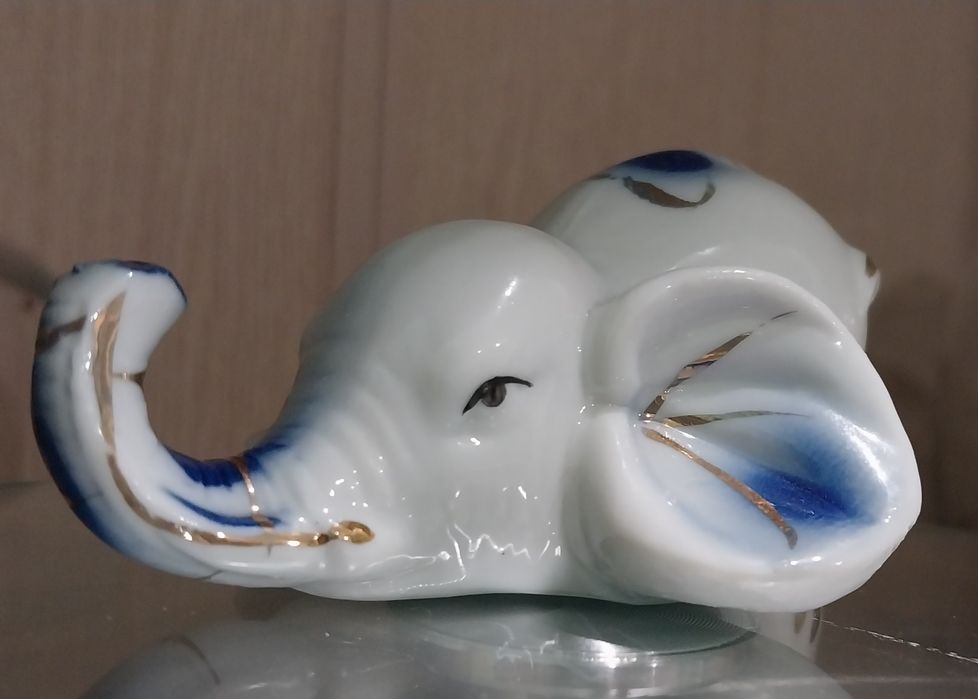 Фарфоровая статуэтка Слоник
