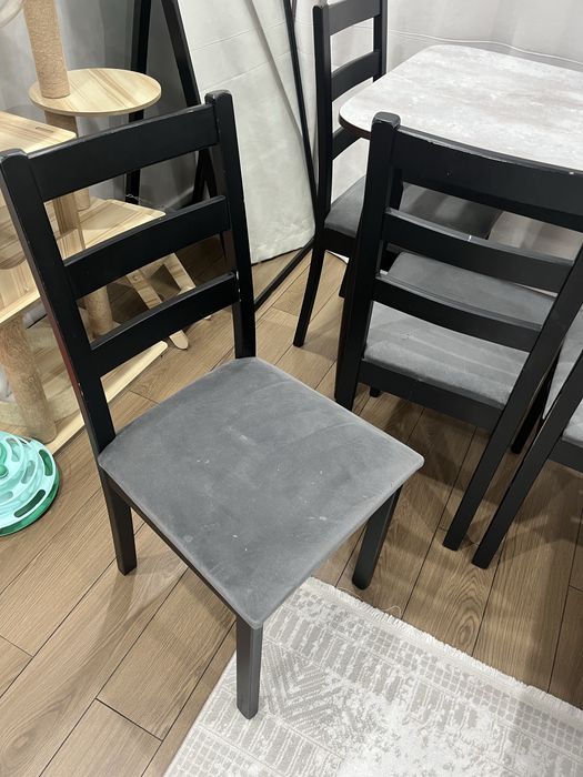 Деревянные 4 стульчика и стол