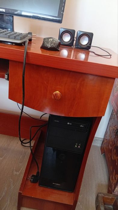 Продаётся компьютерный стол в комплекте с монитором, колонками, систем