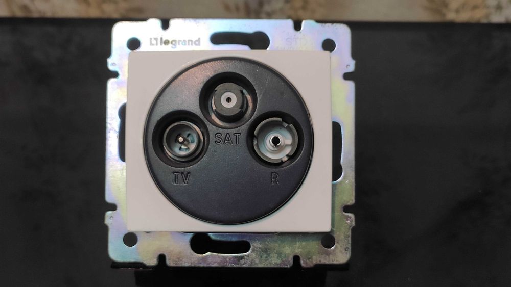 Legrand Valena Classic (белый)  оконечная TV + Radio + SAT.