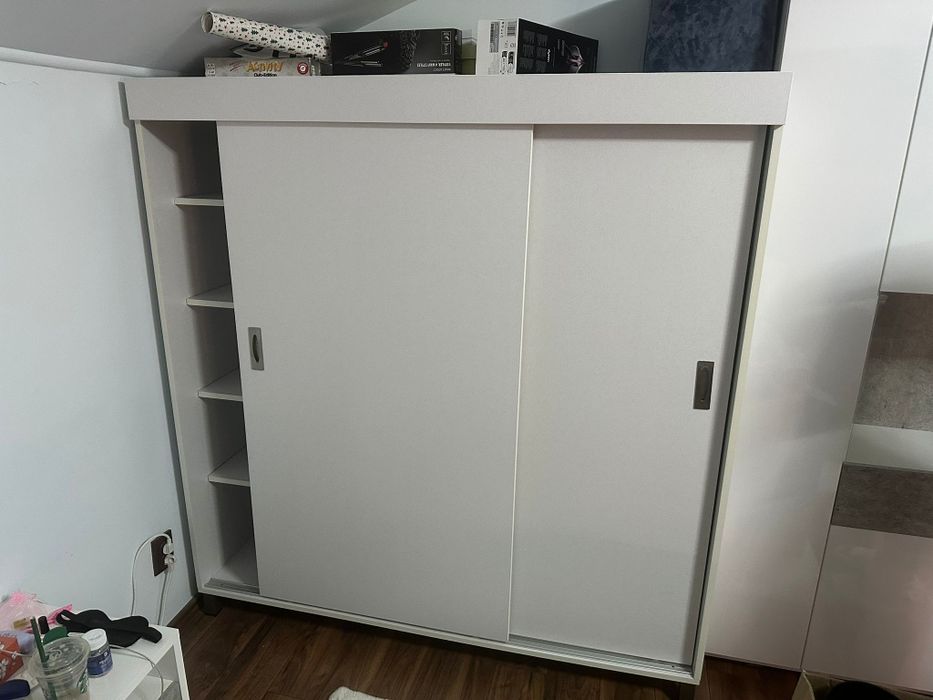 Vand dulap alb aproape nou.