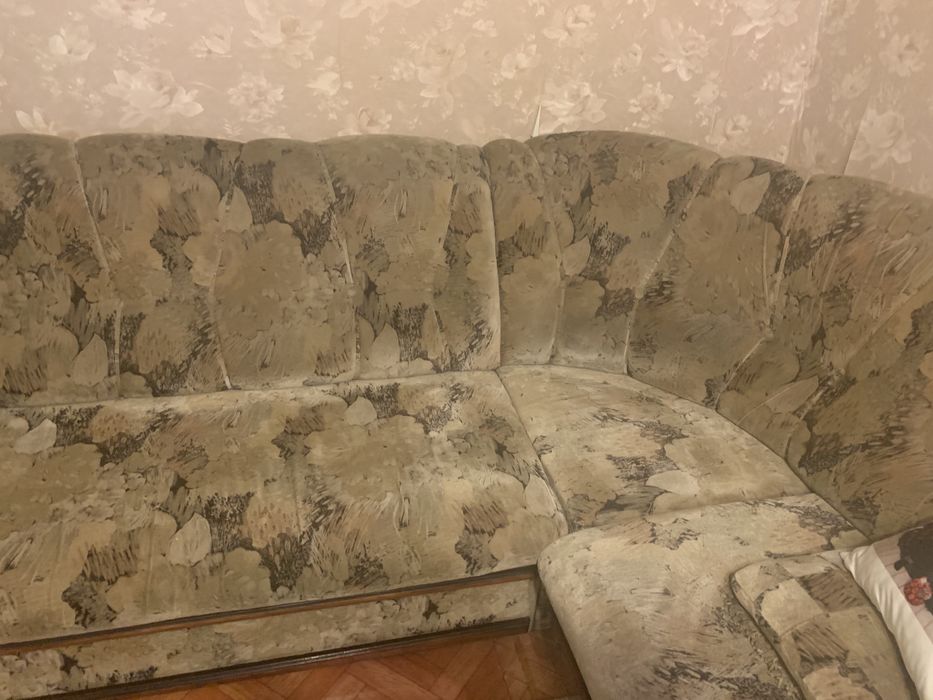 Угловой диван и кресло.