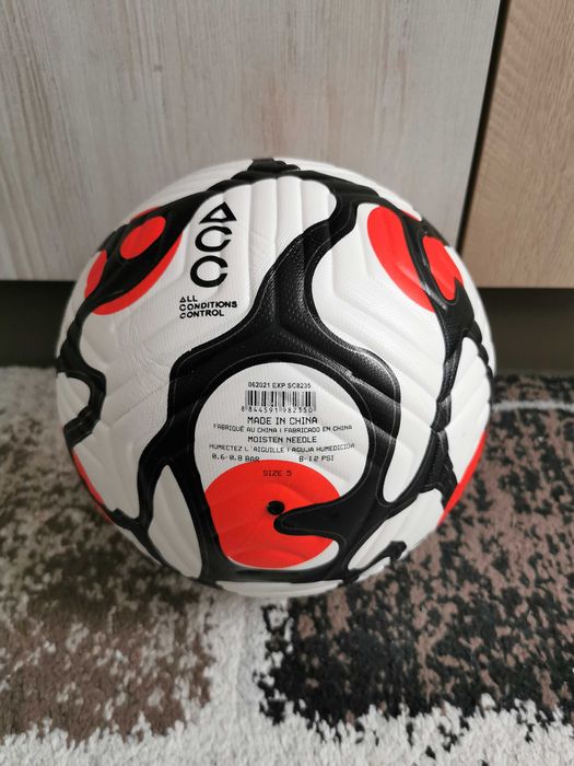 Футболна топка за тренировки и мачове. Чисто нова. Размер 5