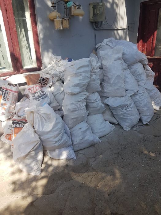 Transport moloz nisip piatra amestec pamant materiale de costructii