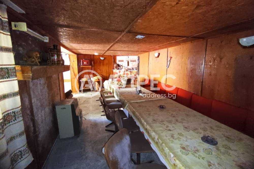 Tриетажна къща в тих и спокоен квартал