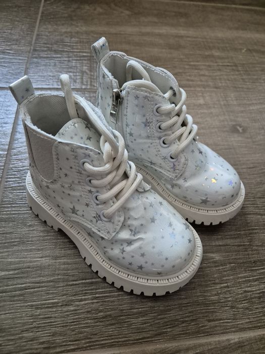 Бежови Детски Боти