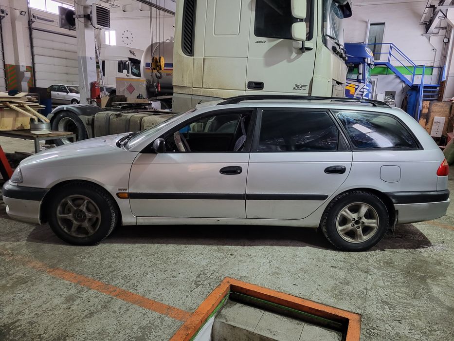 Тойота Авенсис 2001 год