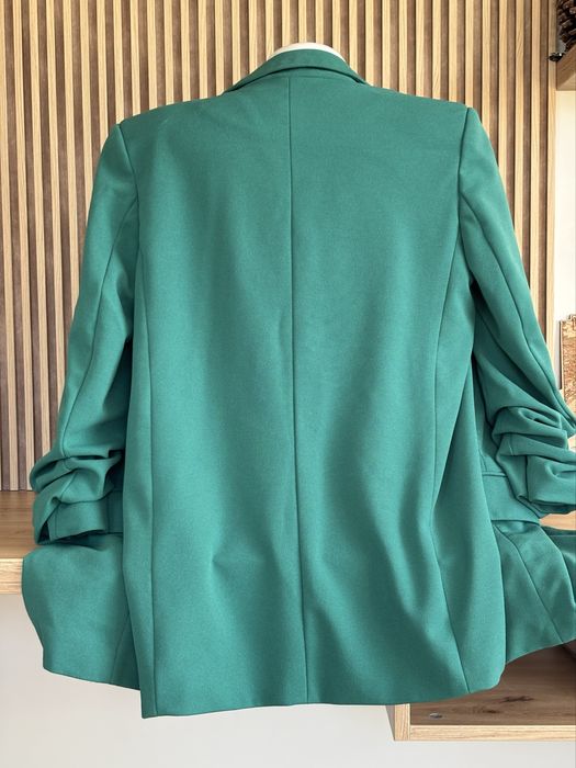Зелен костюм без копчета