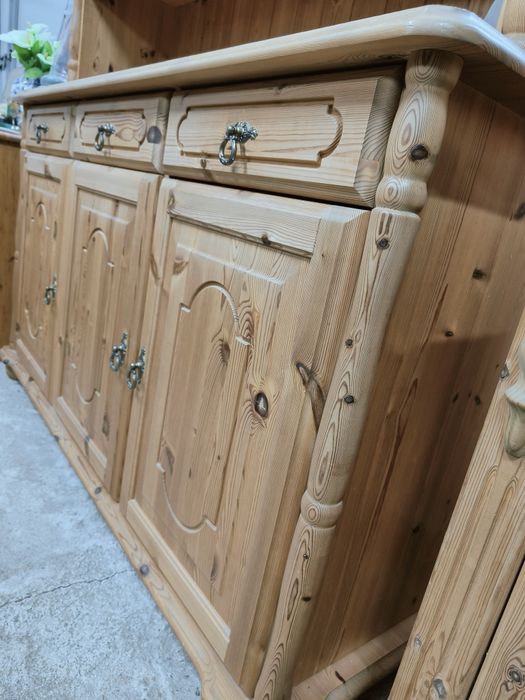 Кухненски бюфет с витрина и месенгови дръжки