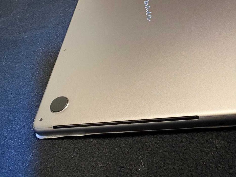 неизползван Apple MacBook Pro 16 M.2 2023г. 16" 4К Retina, 16/512 Батрерия на 100% от фабричния си капацитет на 1 цикъл.