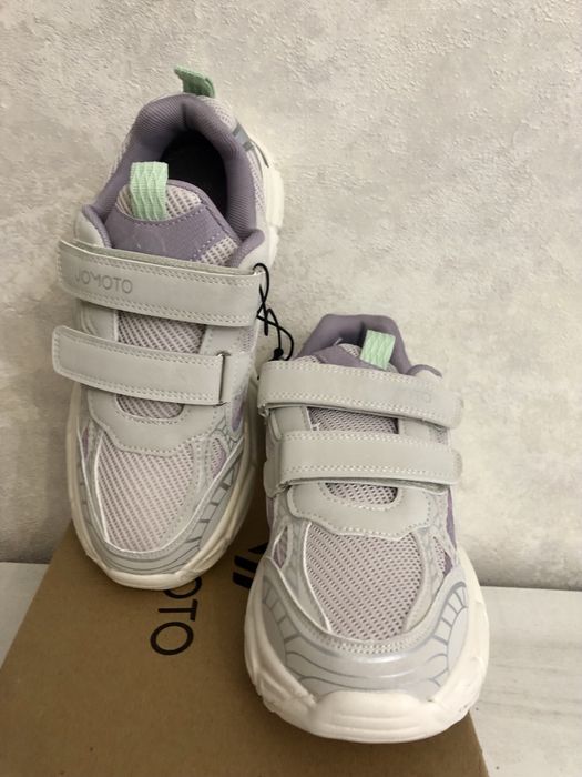 Новые. Стильные весенние кроссовки.