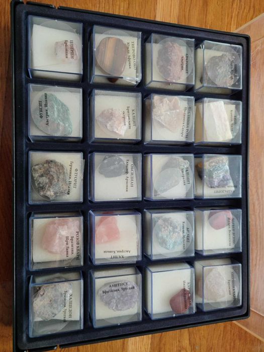 Колекция от скъпоценни и полускъпоценни камъни