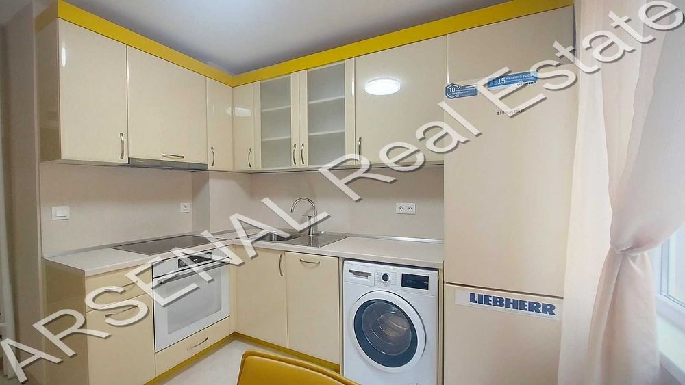 Дава се под наем Тристаен апартамент в София, Център - 100 кв.м за 1000 € - Снимка #2