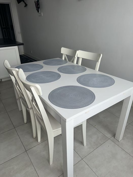 Стол и стулья срочно продам