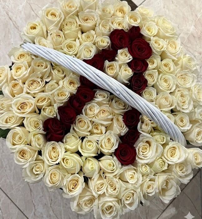 Цветы белые розы 101 роза с буквой А