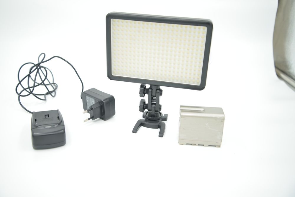 Nikon D5100 si obiectiv kit 18-55 Aparat Foto cu accesorii Camera se vinde alaturi de inca o baterie En-El 14  lampa video