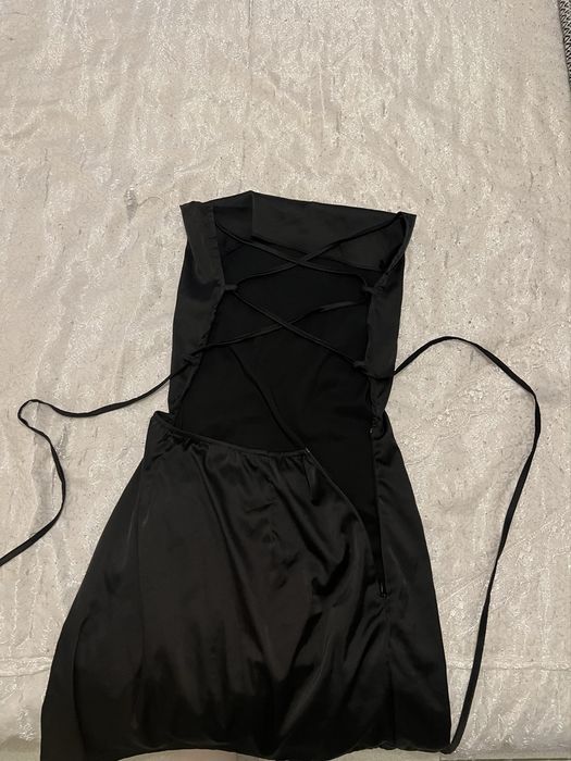 Къса сатенена рокля