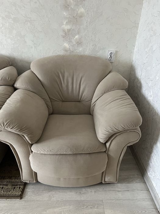 Продам диван два кресла.