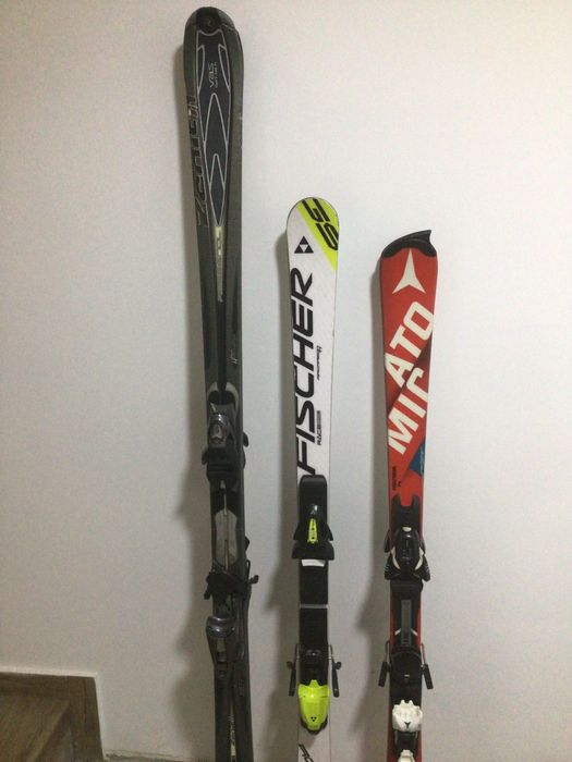 Vând 2 perechi de schiuri stare bună