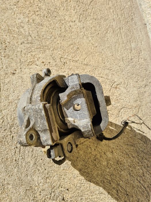 Тампон двигател ляв за Audi A8 4D 4,2 TDI Ауди А8 Д4 4,2 ТДИ