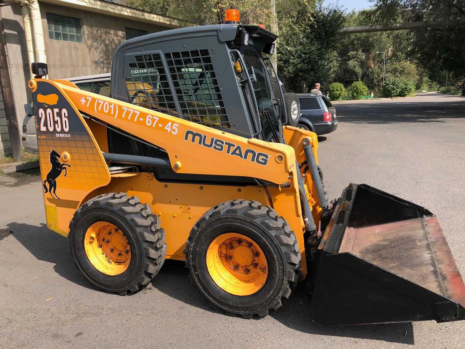 Минипогрузчик Mustang, Bobcat, Sunward