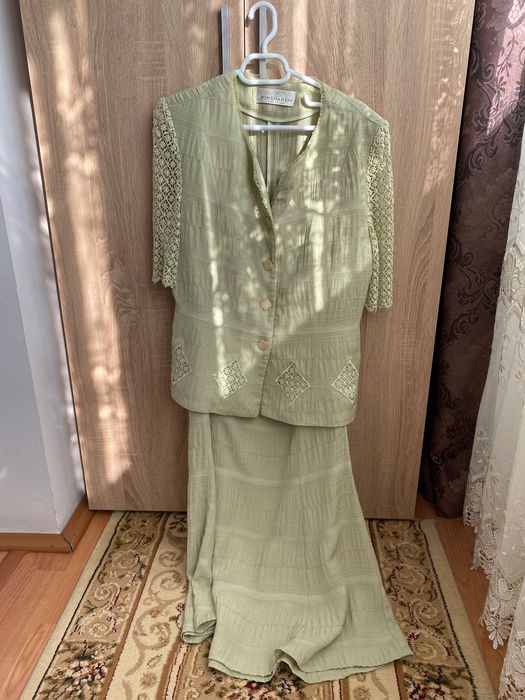 Vând costume de damă mărime 38-40 aproape noi nouțe