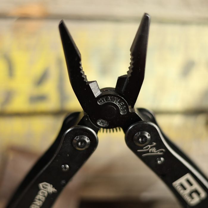 Мултифункционален швейцарски инструмент