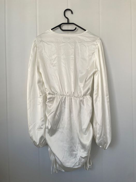 Бяла рокля с дълъг ръкав