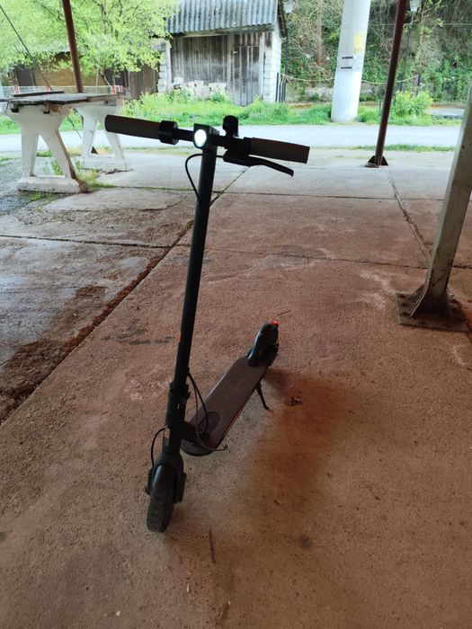 Vând trotineta electrica Xiaomi m365