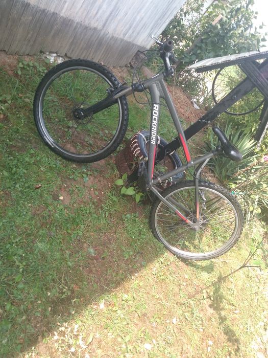 Bicicleta cu 27 de viteze și suspensie de calitate