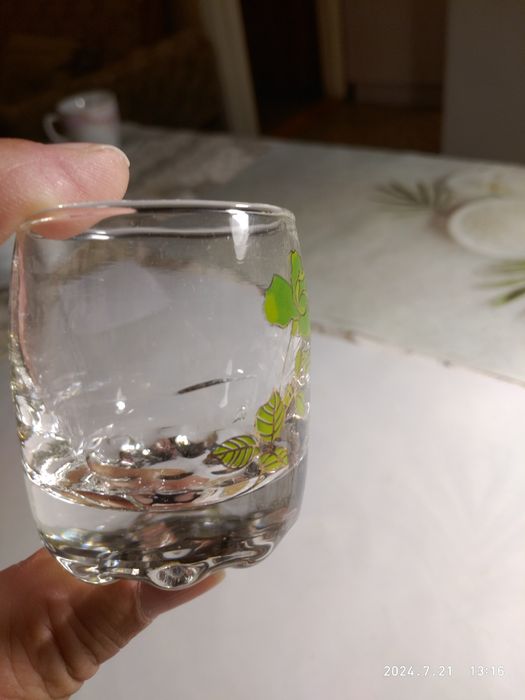 Рюмки в упаковке но без целофана. На одной маленькая  трещина